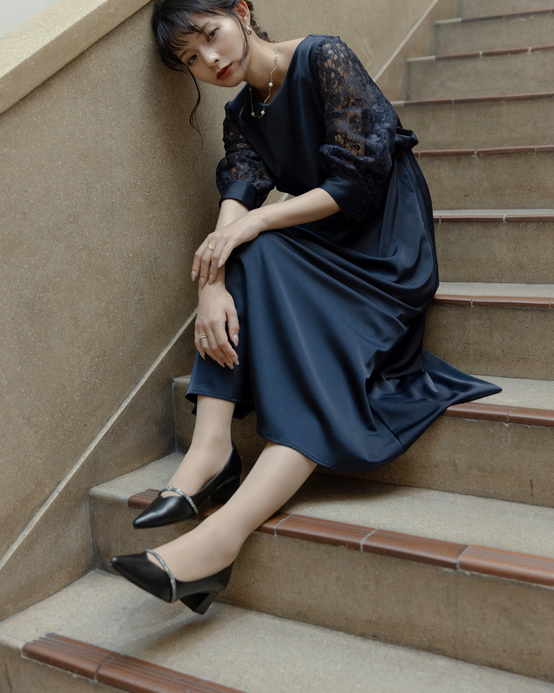 ビジューストラップ付きエナメルチャンキーヒールパンプス co227