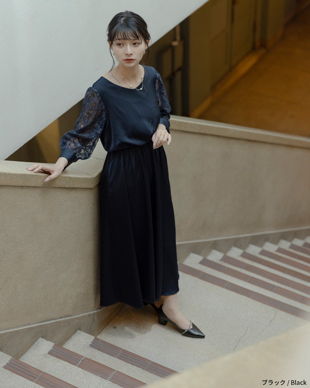 ビジューストラップ付きエナメルチャンキーヒールパンプス co227