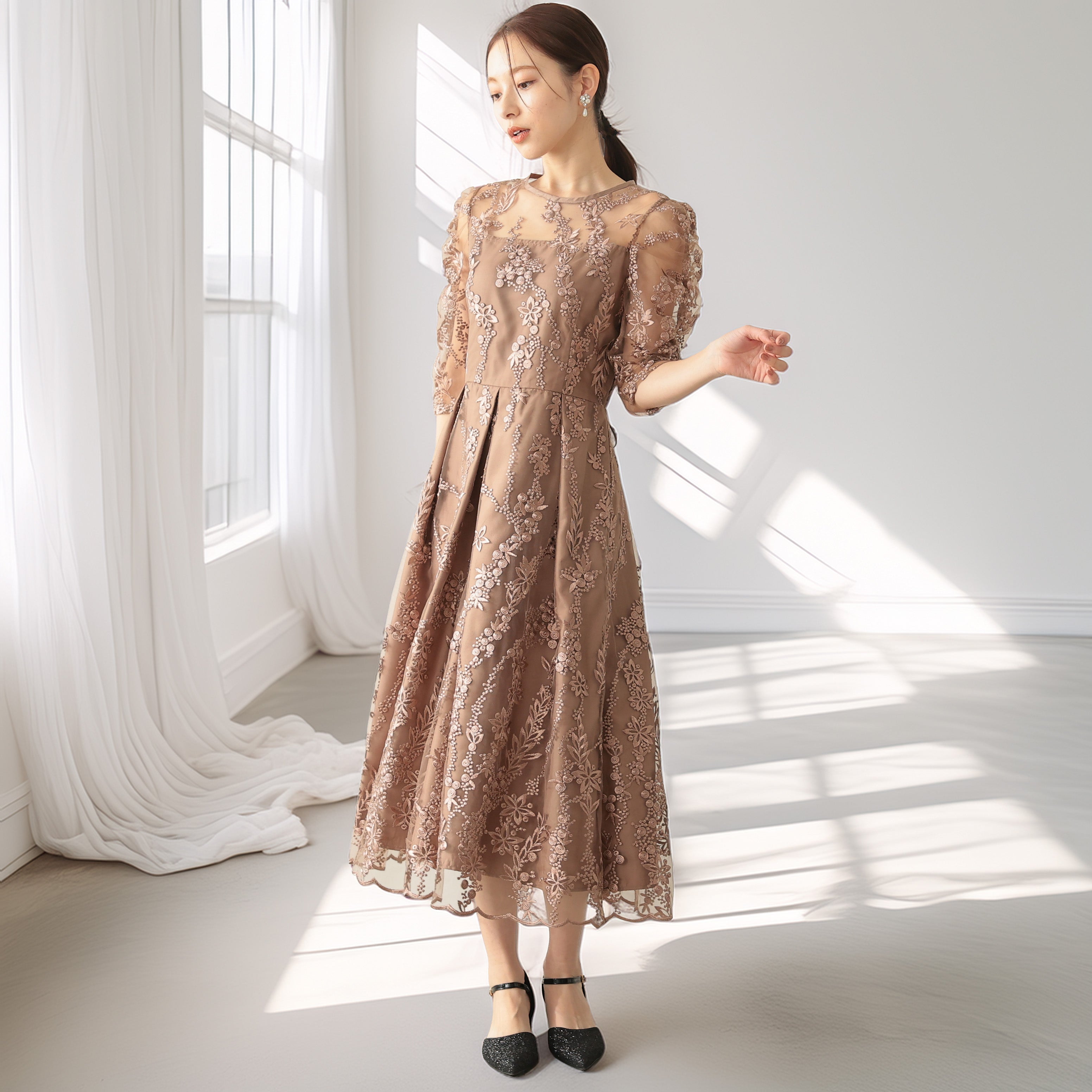 花柄刺繍ミディ丈ドレス　h321156 モカブラウン【S/M/L/LL/3L/4Lサイズ展開】