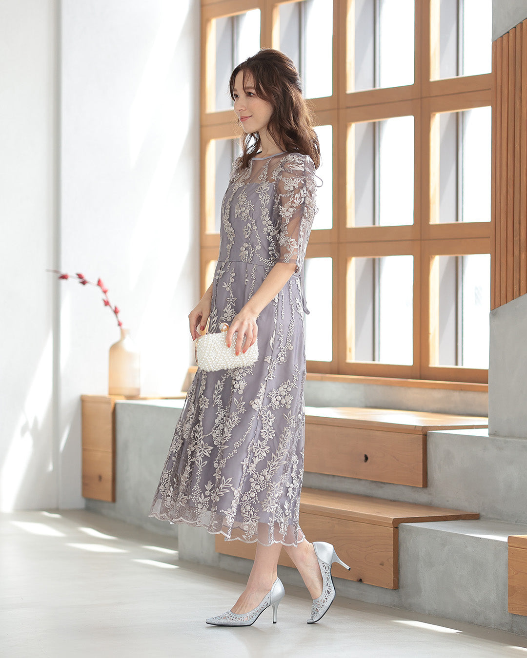 花柄刺繍ミディ丈ドレス　h321156 グレージュ