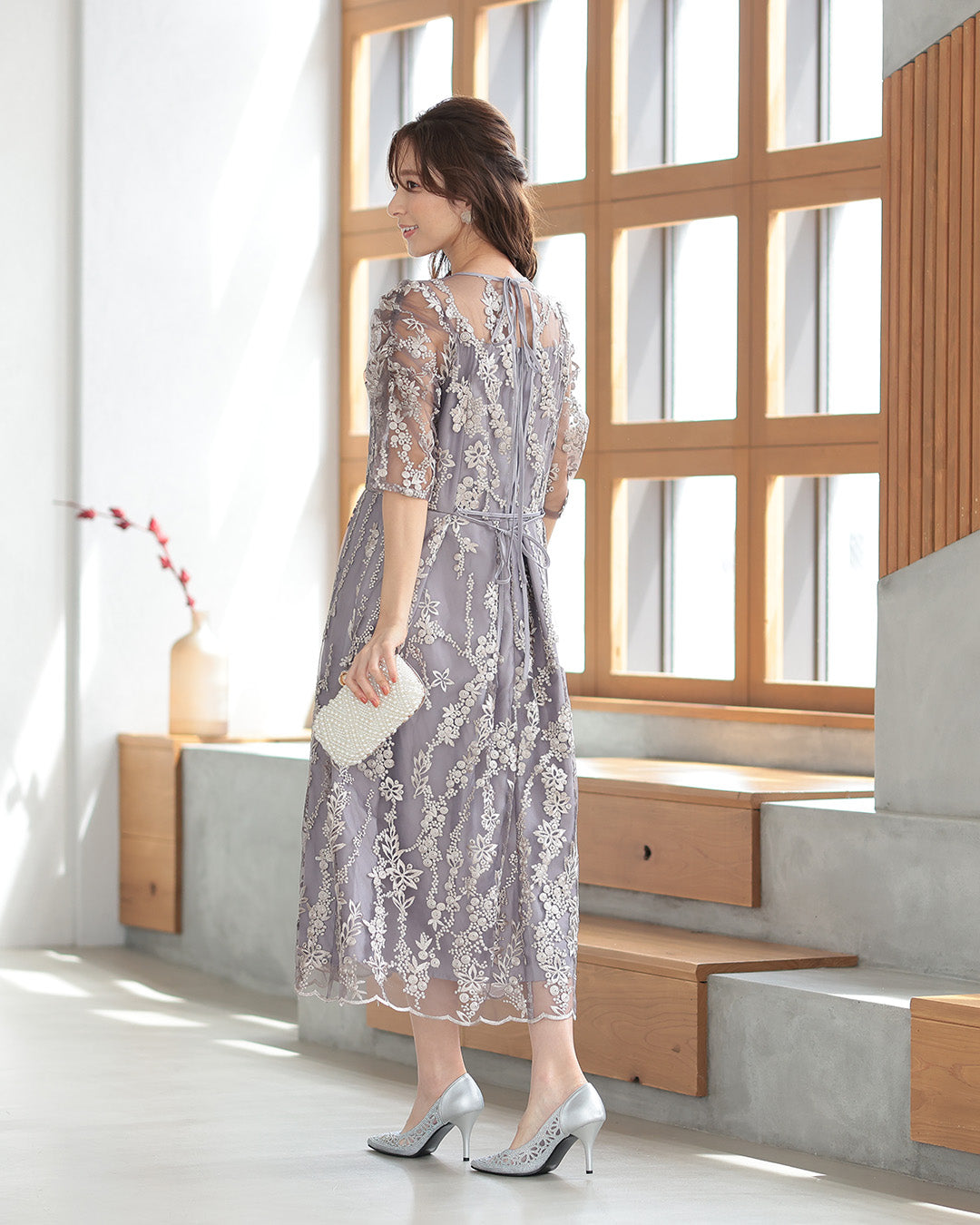 花柄刺繍ミディ丈ドレス　h321156 グレージュ