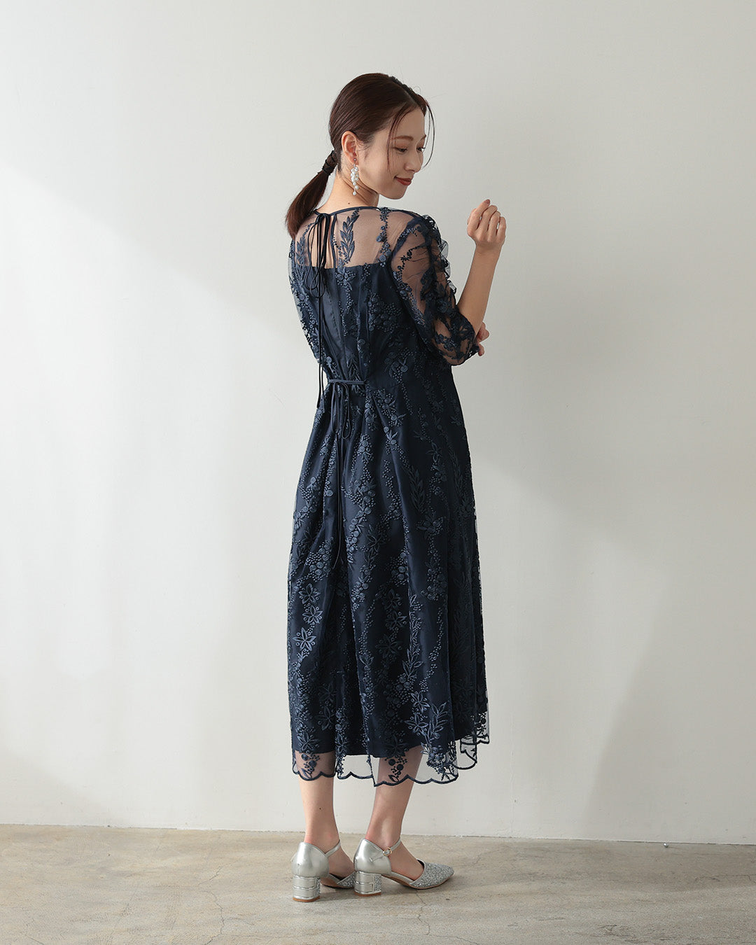 花柄刺繍ミディ丈ドレス h321156 ネイビー モデル後ろ姿